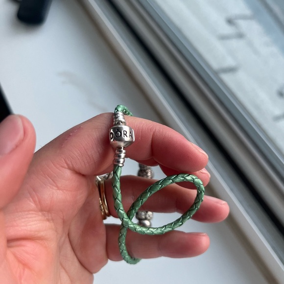 Pandora leather bracelet with pandora charms - Picture 4 of 5